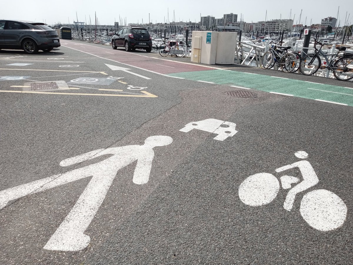 VelotafeurE's tweet photo. 📣 Attention, je vous présente une GRANDE nouveauté. Voici la Piste Cyclable 🚲 autorisée ... aux Voitures 🚗🚙 !
Cela vous paraît fou ? Moi aussi 🙃
Pouvons-nous parler de piste cyclable ?
#Arcachon #Vélo https://t.co/J3Y8GDM9oZ