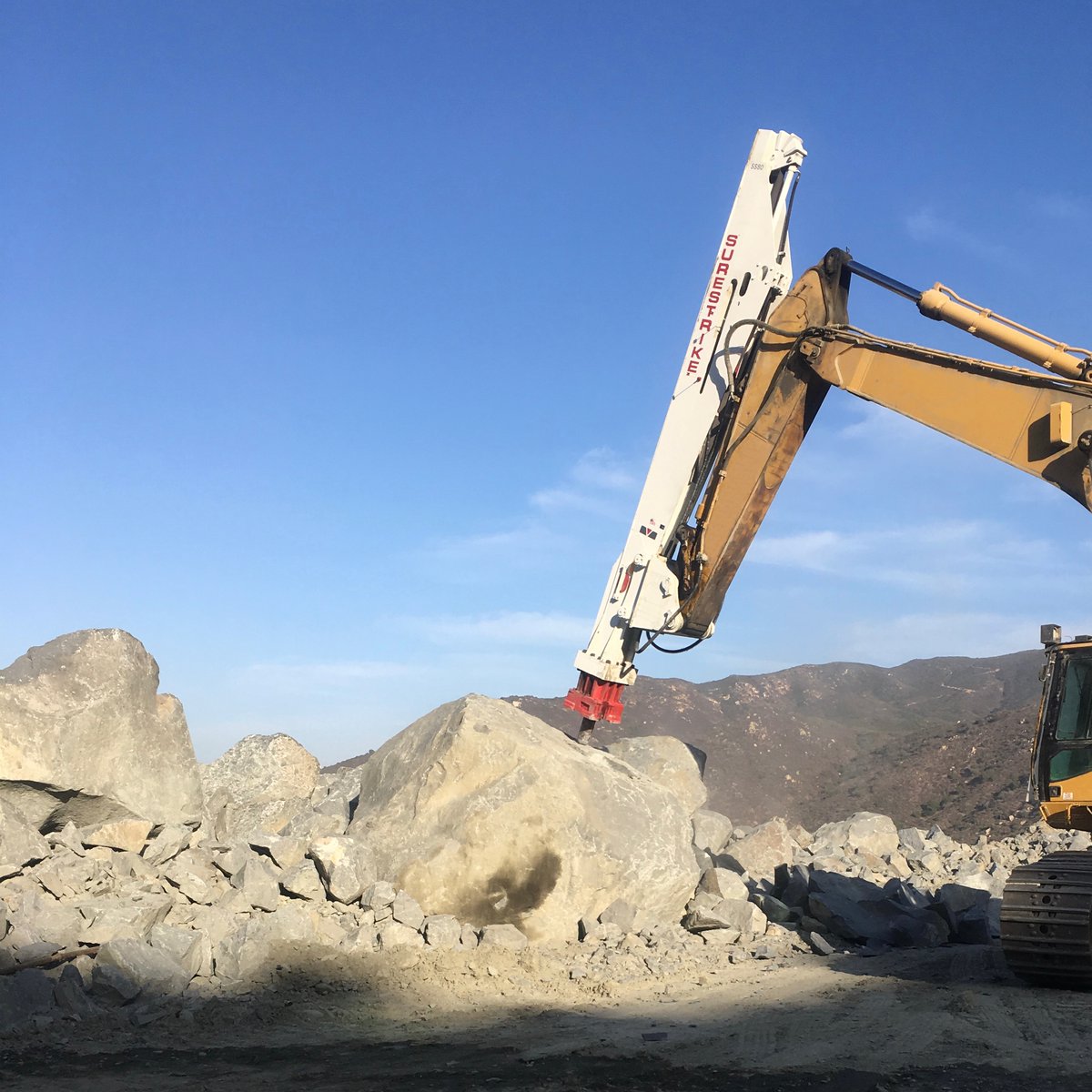 surestrikeint's tweet photo. Superior Impact Force
💥 Powerhouse Performance: With its innovative design, the Surestrike Hydraulic Impact Hammer generates high impact forces to reduce downtime and increase productivity.
‌
#surestrike #efficiency #productivity #mining #aggregate #surestrikeinternational https://t.co/HLotAvh9ef