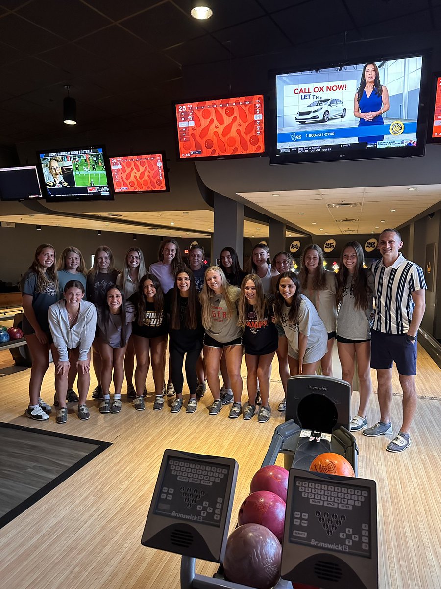 Yesterday, the 05G Elite spent time together at the USYS Nationals Player Event and bowling lanes prior to their competition begins later today! 😃 🎳 #FCD