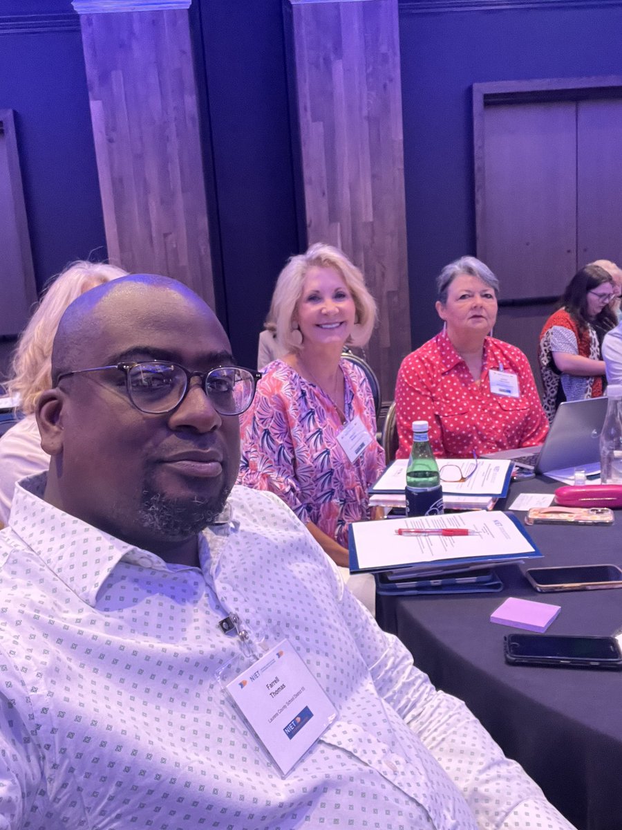 Bold_Leader864's tweet photo. In an amazing leadership learning opportunity with my team and my district as well as other leaders across the state #SCPLN @LCSD55 @AmecaThomas @NIETteach @clairesmurray @TreyForrester @JWoodsNIET https://t.co/dtvl28ZsJU