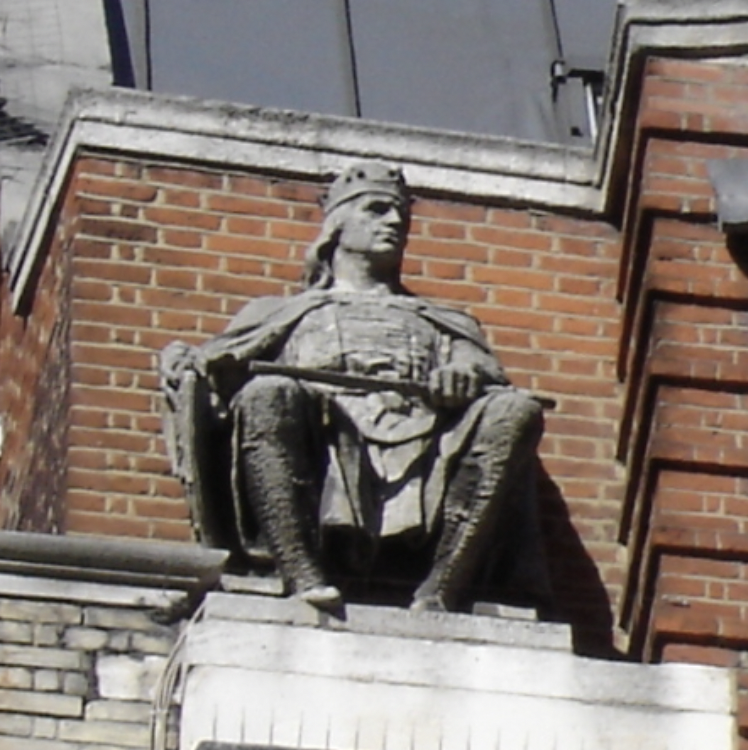 The 300-year Edict of Expulsion of Jews from England was issued on this date in 1290 by Edward 1, who before that forced Jews to wear yellow-star-like identifying stone badges. Here's a statue of Edward in Holborn that I pass fairly regularly. I sometimes wave. #smallvictories