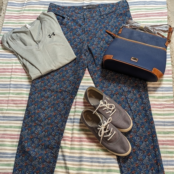 SparkleDustGab's tweet photo. So good I had to share! Check out all the items I'm loving on @Poshmarkapp #poshmark #fashion #style #shopmycloset #levis #alythea: https://t.co/XbekMq3qkM https://t.co/XFMs6cA5aE