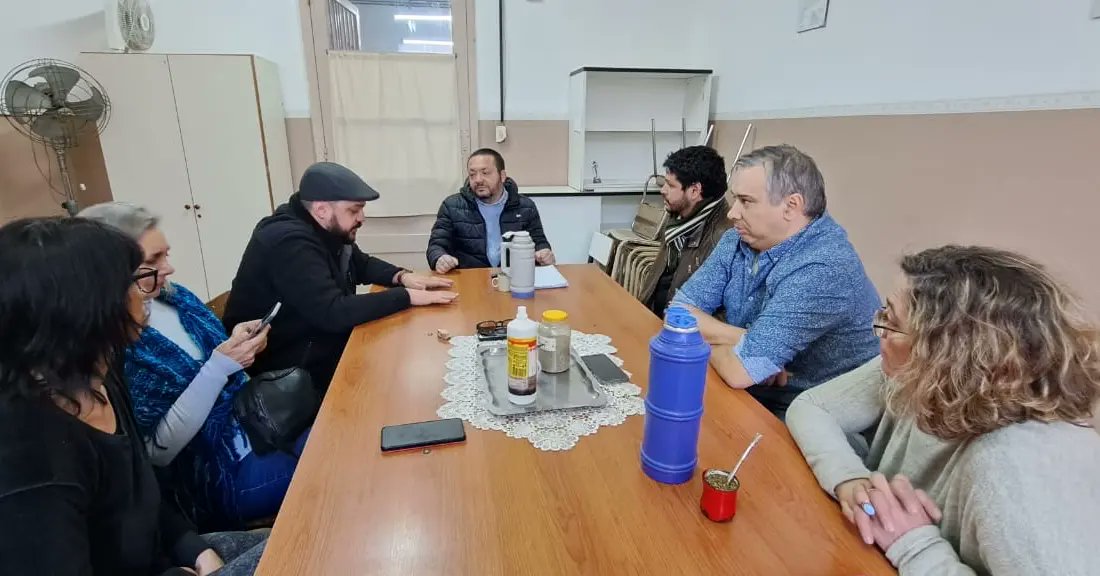DanteBoeri's tweet photo. Nos reunimos junto a lxs Sec Grales de los Sutebas de la Región Educ V con el Jefe Regional #LeoLaflitto para abordar diversas cuestiones de los distritos. 
Es importante tener estas mesas de dialogo para continuar construyendo colectivamente más y mejor 🏫 @SUTEBAProvincia https://t.co/ccipzs0Dxb