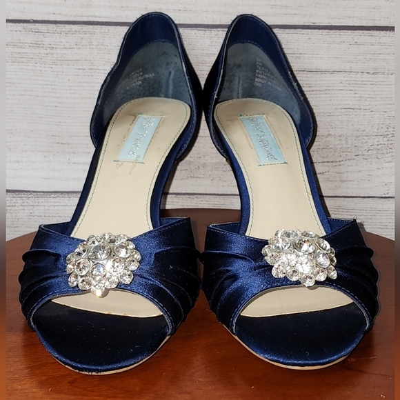 Coachandtrunk's tweet photo. So good I had to share! Check out all the items I'm loving on @Poshmarkapp #poshmark #fashion #style #shopmycloset #jackpot #betseyjohnson: https://t.co/xSCi7NTqqZ https://t.co/M67h3diJgI