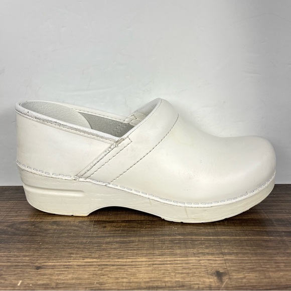shopCeceliaB's tweet photo. So good I had to share! Check out all the items I'm loving on @Poshmarkapp #poshmark #fashion #style #shopmycloset #dansko: https://t.co/6r35CQRfkb https://t.co/Mr6sVoqY9a