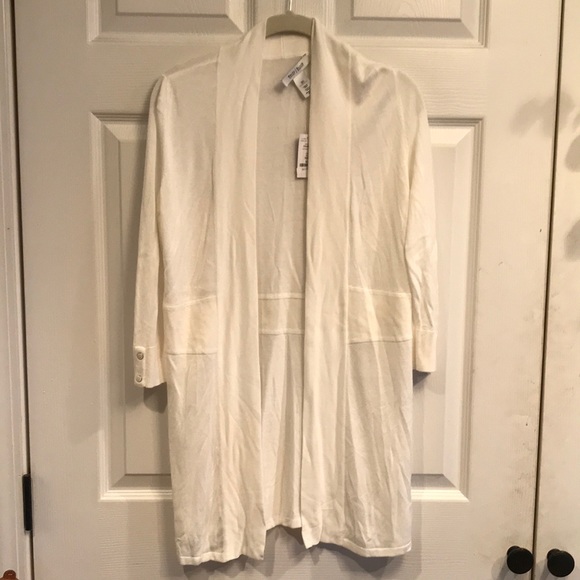 2chicksandacam2's tweet photo. So good I had to share! Check out all the items I'm loving on @Poshmarkapp #poshmark #fashion #style #shopmycloset #whitehouseblackmarket: https://t.co/uOBzwGqzM0 https://t.co/1TuDJafdPW