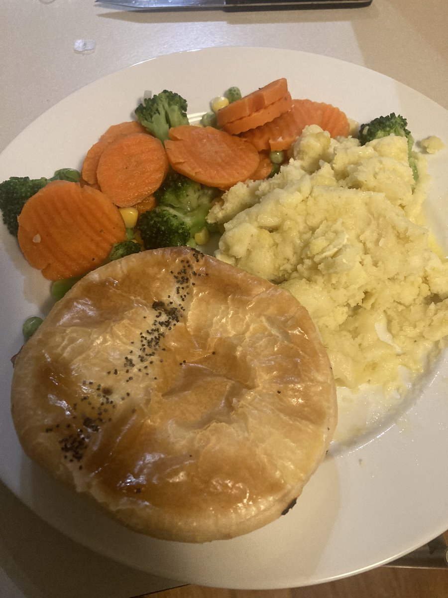 BigDwayneKanga's tweet photo. I call tonight’s dinner “Jakey’s bowling, with a side of veg”
#pies #yum #food #chefdwayne #jakey https://t.co/yYTXLNwovI