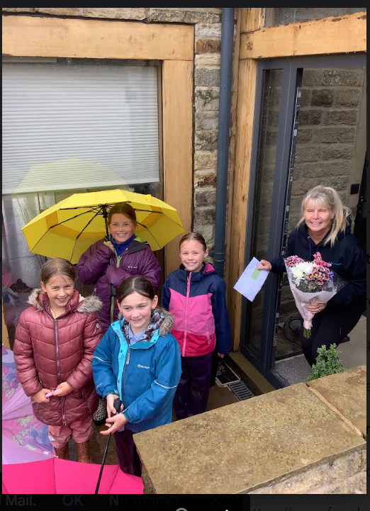 EdgeHade's tweet photo. Today, a few children popped to Long Ing farm, to give farmer Kay a card the children had made and a bunch of flowers to say thank you. #HESVisitor #HESyear3 #HESyear4 @LongIngfarm https://t.co/5E2H5Nfpfx