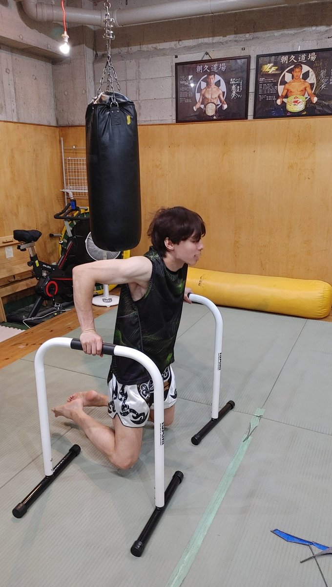 oh07_rei24's tweet photo. 道場にやって来た新入りを使って肩を中心にトレーニング💪
#k1 #真闘会 https://t.co/GhGlZhzY2c