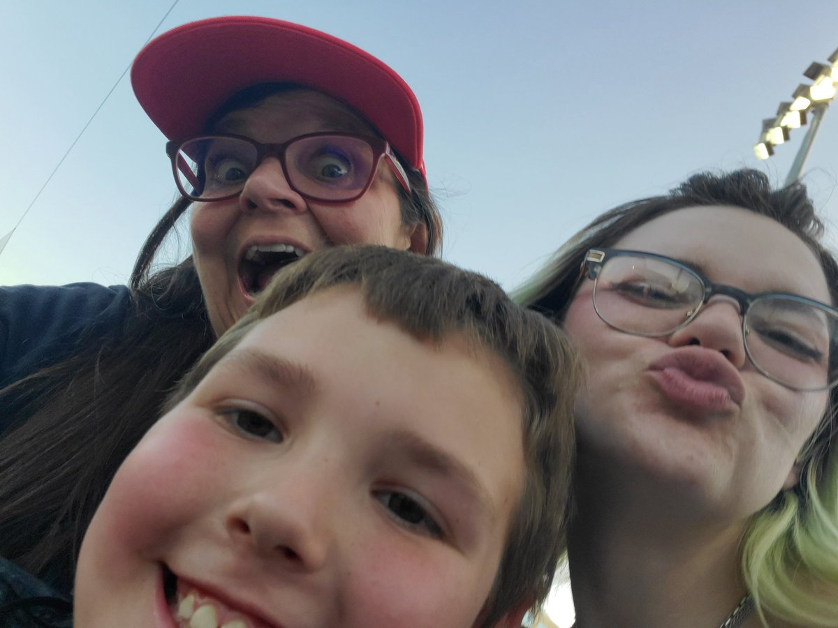 GruvyGurl's tweet photo. Ain't life grand? Three generations and I'm at the top now! Life is so weird! It's #GreatToBeGruvy! #LuckiestGurl #Family https://t.co/BKPVPJ9P9D
