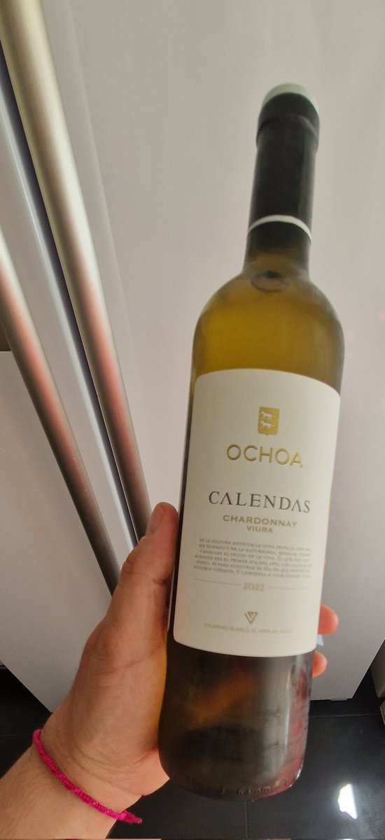 srdeserrano's tweet photo. Tener vino frío cuando llegas a casa. Síganme para más consejos. @bodegasochoa8a #vino #viura #chardonnay #calendas #Navarra https://t.co/fH23bvKqrP