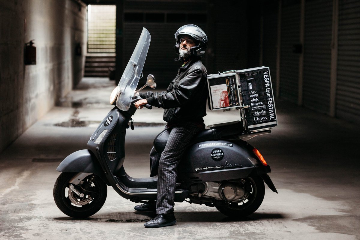 Quando avevo 14 anni sognavo la vespa. 
In quella stessa età adolescenziale sognavo di viaggiare.
I miei genitori non potevano permetterselo. 
A distanza di 35 anni circa, questi due sogni si sono saldati.
Io e la mia VESPA LIBRERIA raggiungeremo comuni dove non ci sono librerie!