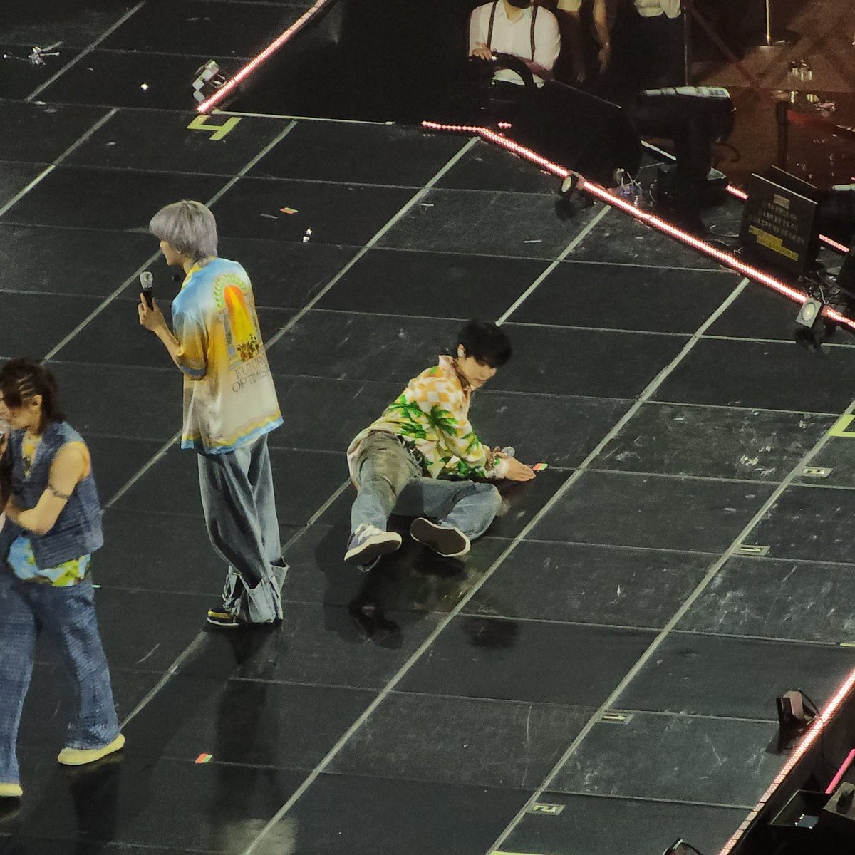 น้องโดยองหนูต้องอย่าลืมว่าหนูไม่ใช่นางเงือกอีกต่อไปแล้วนะคะ หนูแลกขามาแล้วไงคะลูก ต้องฝึกใช้ขาให้ชินน้า