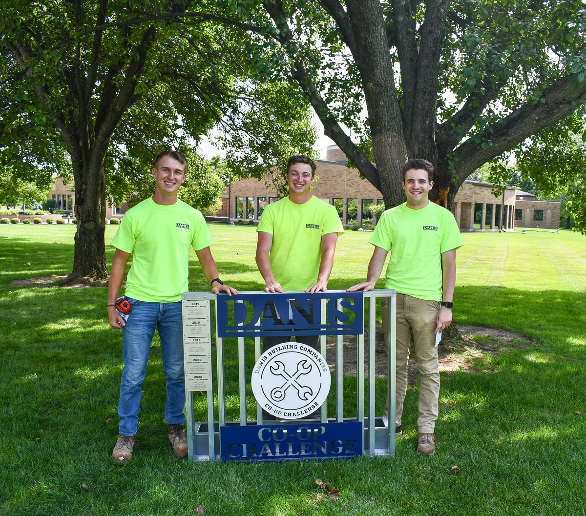 DanisBuilds's tweet photo. 44 students from 16 universities & 7 high school students from 5 student career centers made up 17 teams for Co-op Challenge! Congratulations to our winners Luke, Julia, & Will! Jonas, Matt, & Aiden were right behind them in 2nd, & Jonah, Joseph, & Adam took 3rd.
#CoOpChallenge https://t.co/9J3s2z96RM