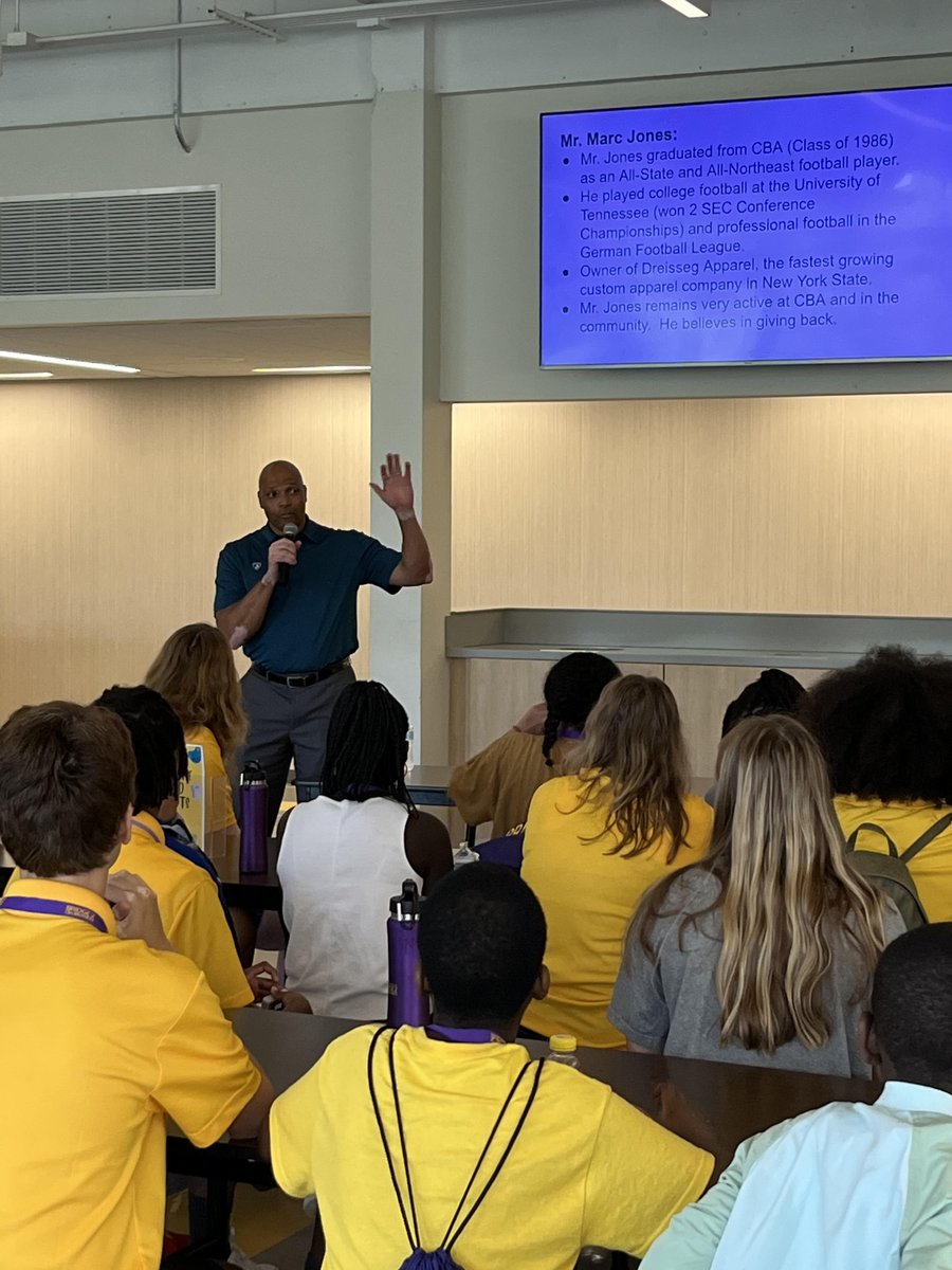 DreissigApparel's tweet photo. We would like to say thank you to @cbasyracuse. For inviting our CEO Marc Jones, also an Alumni of CBA, to come to speak to the students last week and share his knowledge and experience as a business owner 
#GearUpWithTheRealDeal #entrepreneur https://t.co/3YVuGRbV0g
