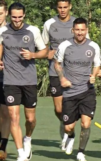 INCREIBLE LO QUE ES ESTA FOTO  🤯
Leonardo Campana 🤜🏻🤛🏻 Lionel Messi