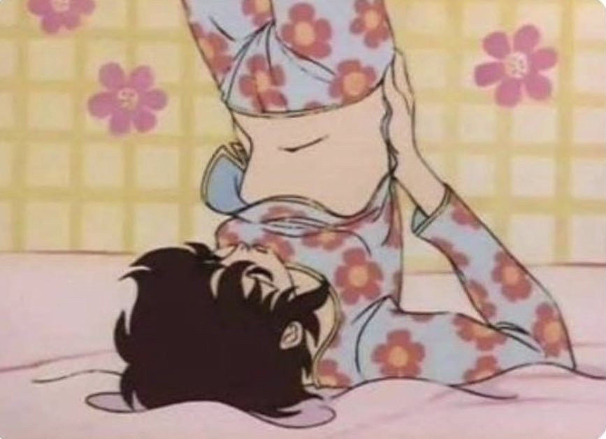 Ninguém: Eu na cama: