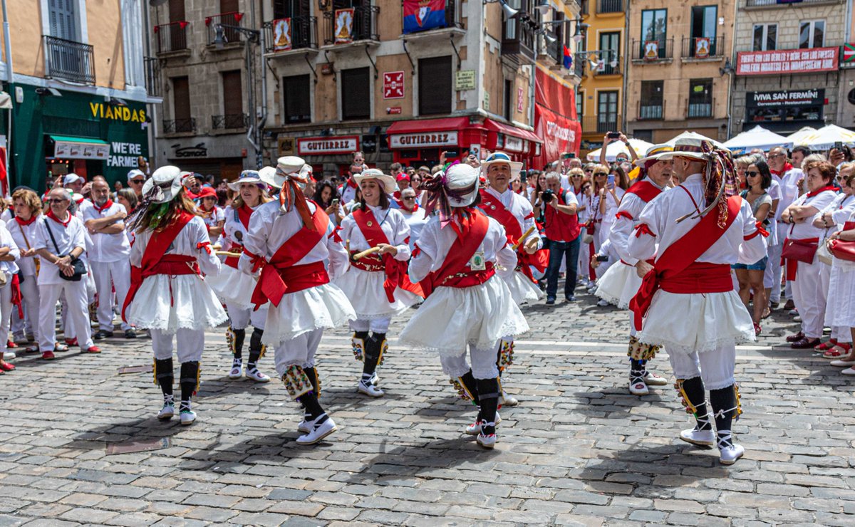 barazea509's tweet photo. Iruña, 12-7-23
Danzantes de San Lorenzo

@DanzaSLorenzo 
@Iruna_udala 
@irunakulturada 

#SanFermin #Sanferminak #SanFermin2023 #SanFerminak2023 #SFestaro https://t.co/gszmF2q2vO