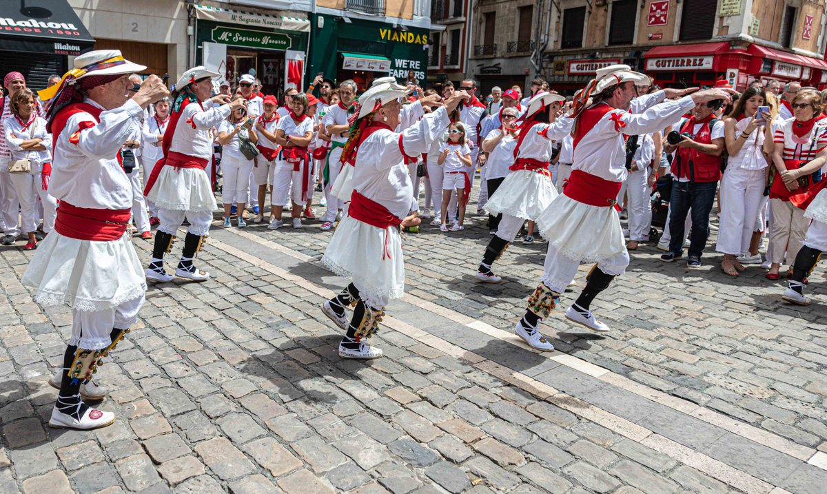 barazea509's tweet photo. Iruña, 12-7-23
Danzantes de San Lorenzo

@DanzaSLorenzo 
@Iruna_udala 
@irunakulturada 

#SanFermin #Sanferminak #SanFermin2023 #SanFerminak2023 #SFestaro https://t.co/gszmF2q2vO