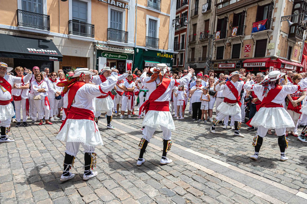 barazea509's tweet photo. Iruña, 12-7-23
Danzantes de San Lorenzo

@DanzaSLorenzo 
@Iruna_udala 
@irunakulturada 

#SanFermin #Sanferminak #SanFermin2023 #SanFerminak2023 #SFestaro https://t.co/gszmF2q2vO