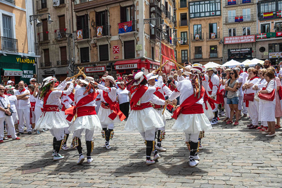 barazea509's tweet photo. Iruña, 12-7-23
Danzantes de San Lorenzo

@DanzaSLorenzo 
@Iruna_udala 
@irunakulturada 

#SanFermin #Sanferminak #SanFermin2023 #SanFerminak2023 #SFestaro https://t.co/gszmF2q2vO