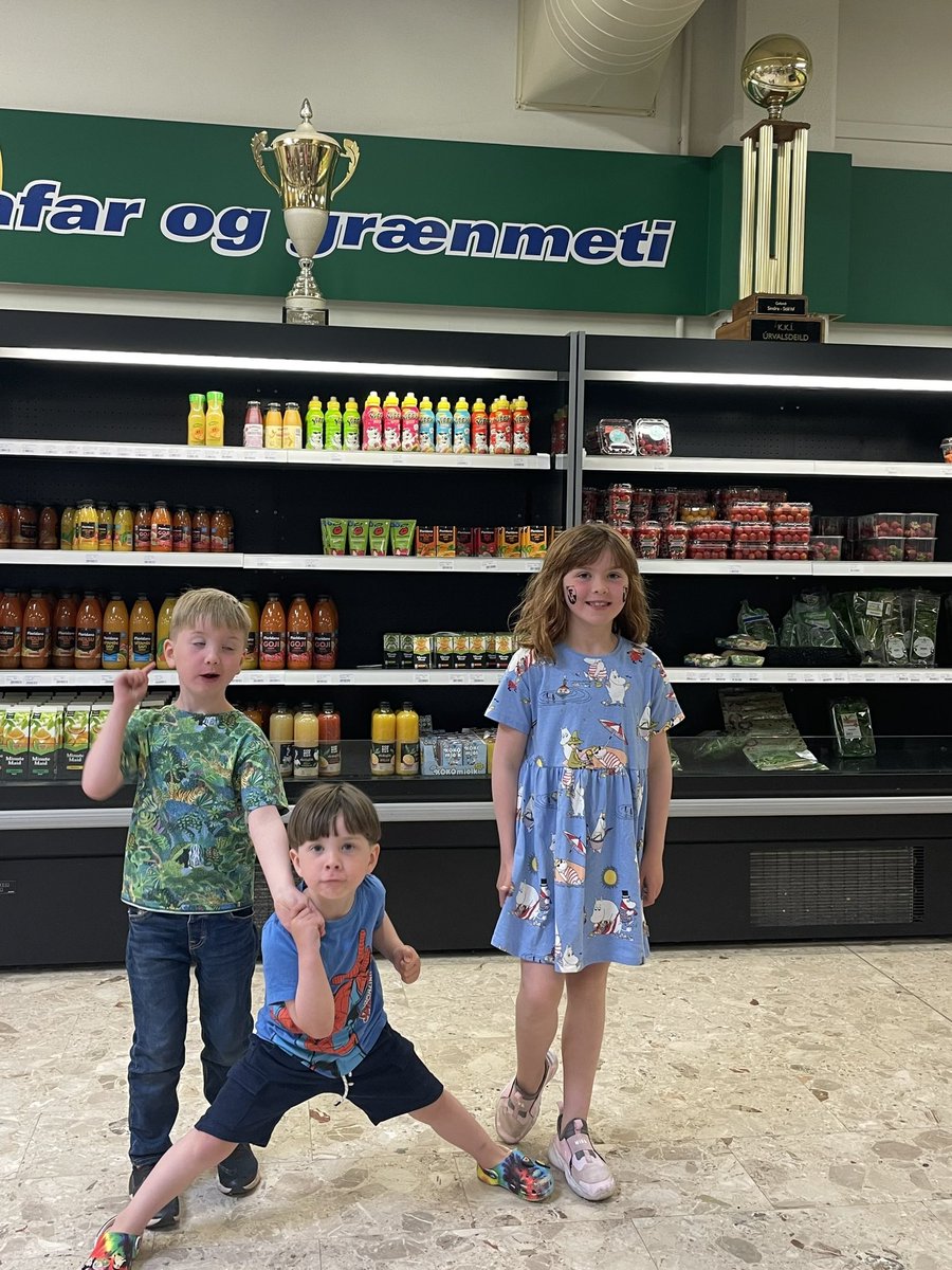 Við þurftum að athuga hvort það væri rétt að bikarinn væri ofan á kælinum í Skagfirðingabúð á leið okkar í gegnum Skagafjörðinn. Hvar annars staðar ætti hann að vera?