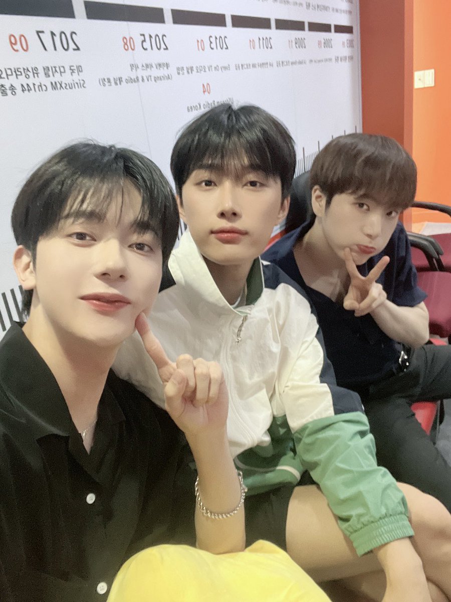 OmegaX_official's tweet photo. [📸]

세상에서 젤 귀여운 사람 누구~게
바로 바로 선셋즈 ☀️

#재한 #KEVIN #예찬 의 쿨한 애교로
화요병 퇴치 완료 ✌️

선셋즈와 함께 시원한 밤 되세요 😎

#OMEGA_X #오메가엑스
@rnus_arirang https://t.co/MSgb3sjY1d