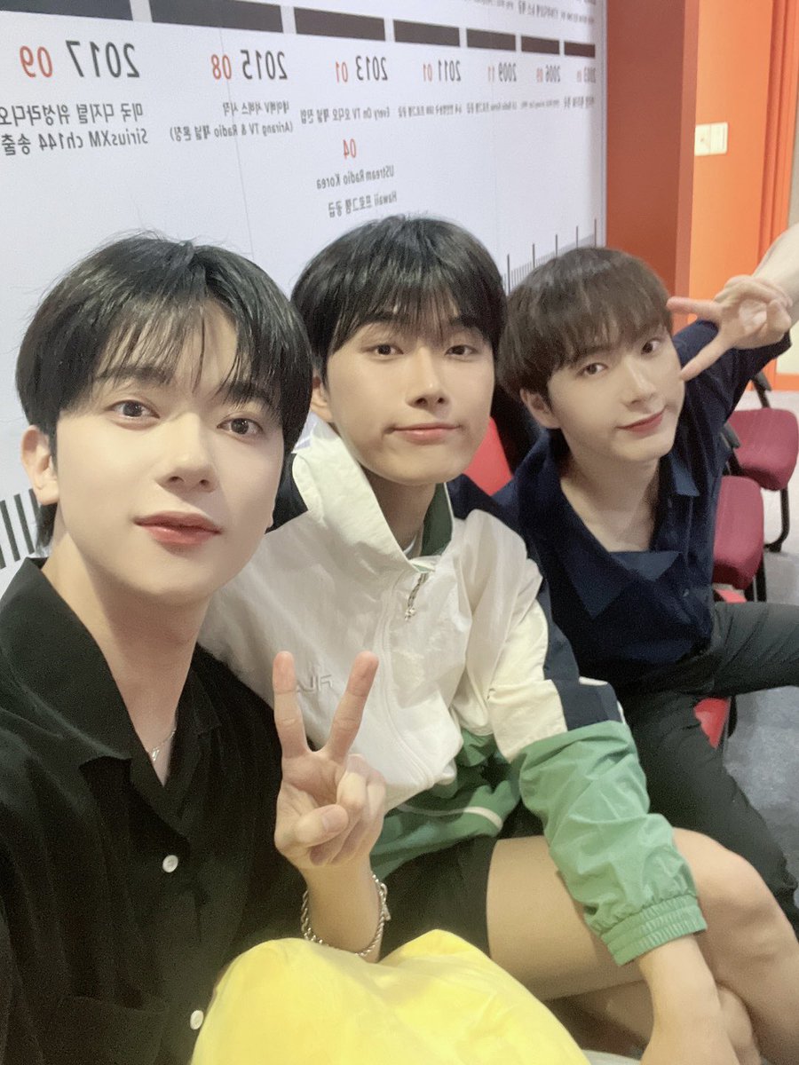 OmegaX_official's tweet photo. [📸]

세상에서 젤 귀여운 사람 누구~게
바로 바로 선셋즈 ☀️

#재한 #KEVIN #예찬 의 쿨한 애교로
화요병 퇴치 완료 ✌️

선셋즈와 함께 시원한 밤 되세요 😎

#OMEGA_X #오메가엑스
@rnus_arirang https://t.co/MSgb3sjY1d