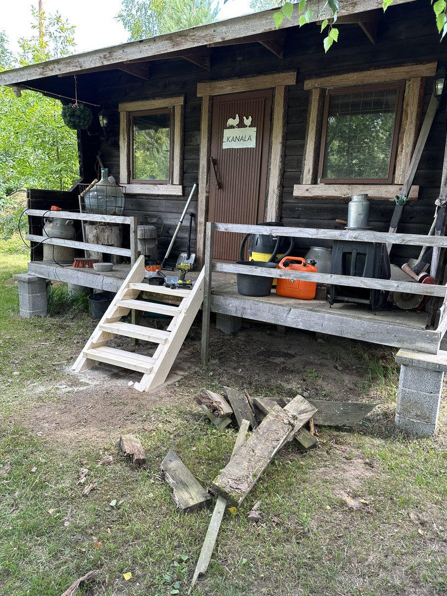 kulpanmaki's tweet photo. Pikakorjauksena vanhat kanalan raput sai kyytiä ja uudet ”väliaikaiset” patiksi vuodeksi tilalle. Joskus koko kuistin uusiminen kun ehtii ja samalla raput… #pientila #kanala https://t.co/TK3tdETQNG