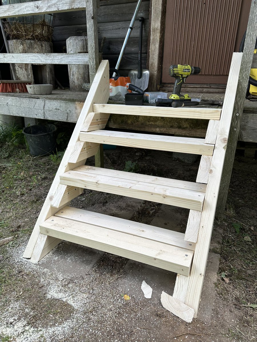 kulpanmaki's tweet photo. Pikakorjauksena vanhat kanalan raput sai kyytiä ja uudet ”väliaikaiset” patiksi vuodeksi tilalle. Joskus koko kuistin uusiminen kun ehtii ja samalla raput… #pientila #kanala https://t.co/TK3tdETQNG