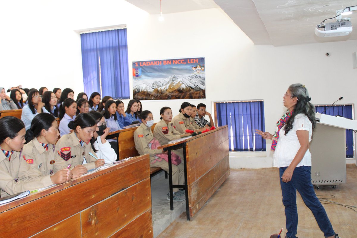 NCCDteJKL's tweet photo. 1 Ladakh Bn #NCC org a talk with Sare Jahan Se Achha Foundation of Pune for the cdts at EJM College on #SpitFree #India Movement. Informative lecture on menstrual health&hygeine was also organised for girl cadets. @HQ_DG_NCC @lg_ladakh https://t.co/W7SkjXKVUA