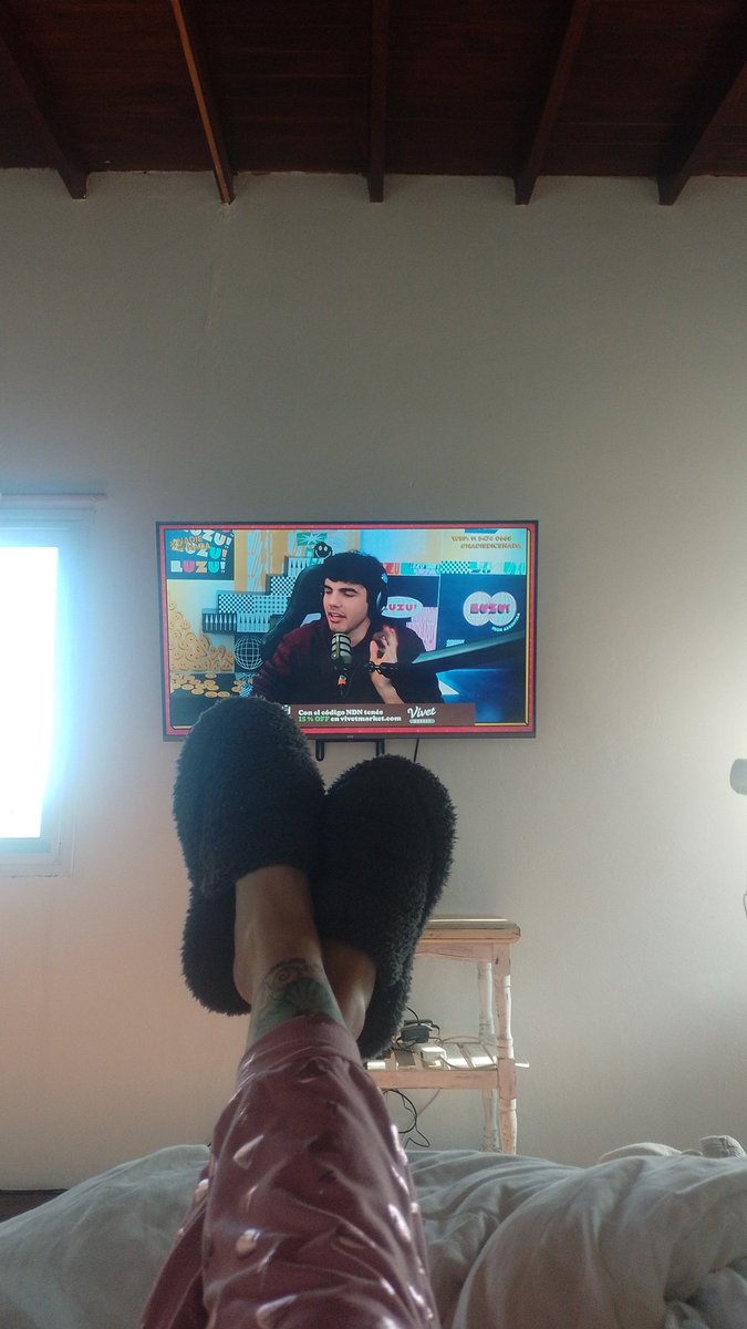 Priiscila87's tweet photo. #nadiedicenada  acá trabajando en casita ! Saludos a mi amiga @NatuViloni
Gracias x su compañía loquitooos https://t.co/6YHJ27hXeP