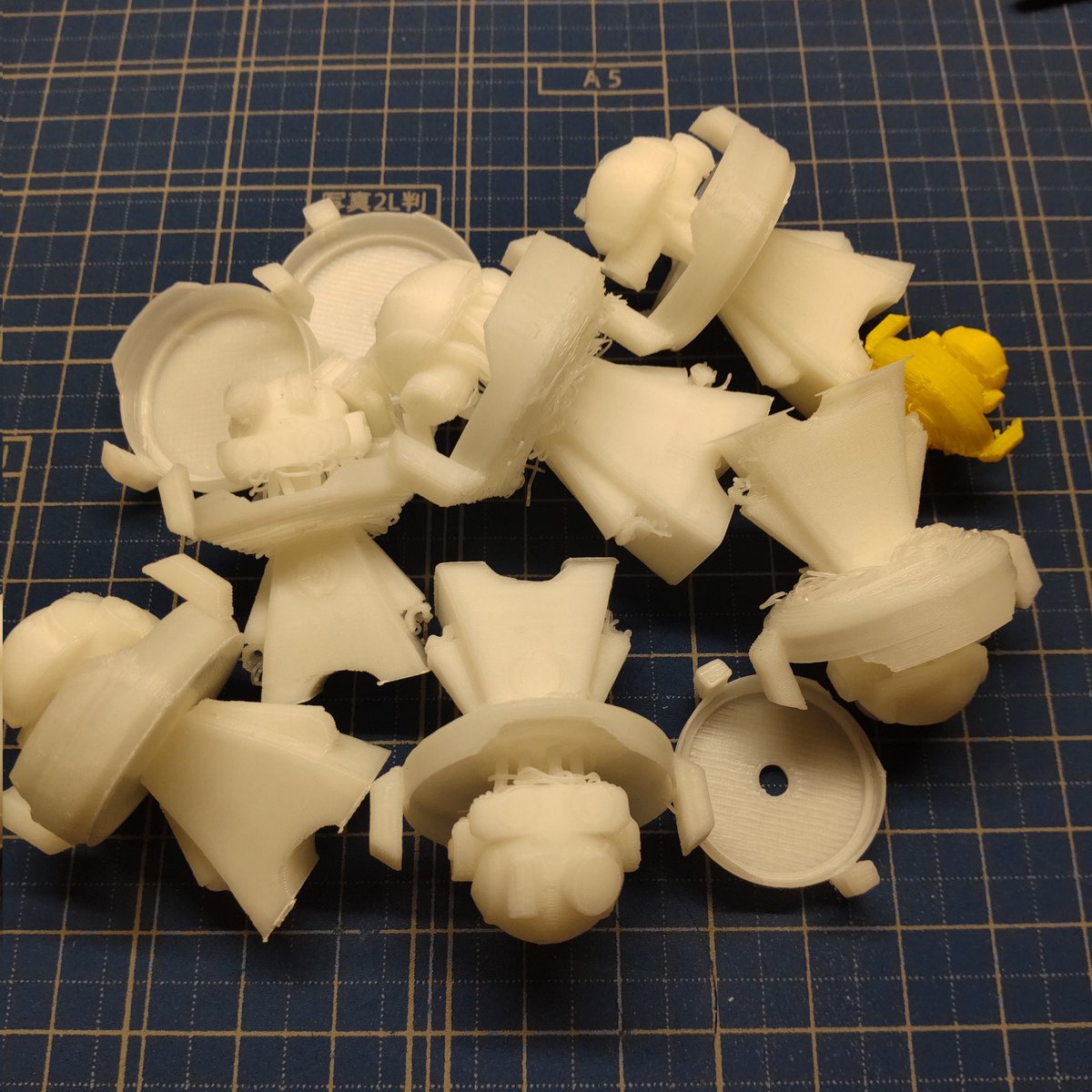 うん、いい感じに出力できた！

そして…
尊き犠牲者達…💀
#3Dプリンター