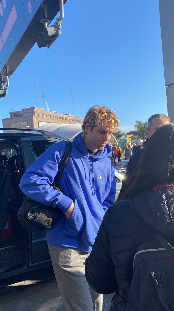 5SOSDATESLAT's tweet photo. Luke hoy con una fan en Buenos Aires 🇦🇷✨️

-Vía @pIaceinluke https://t.co/4zfgoMZHjV