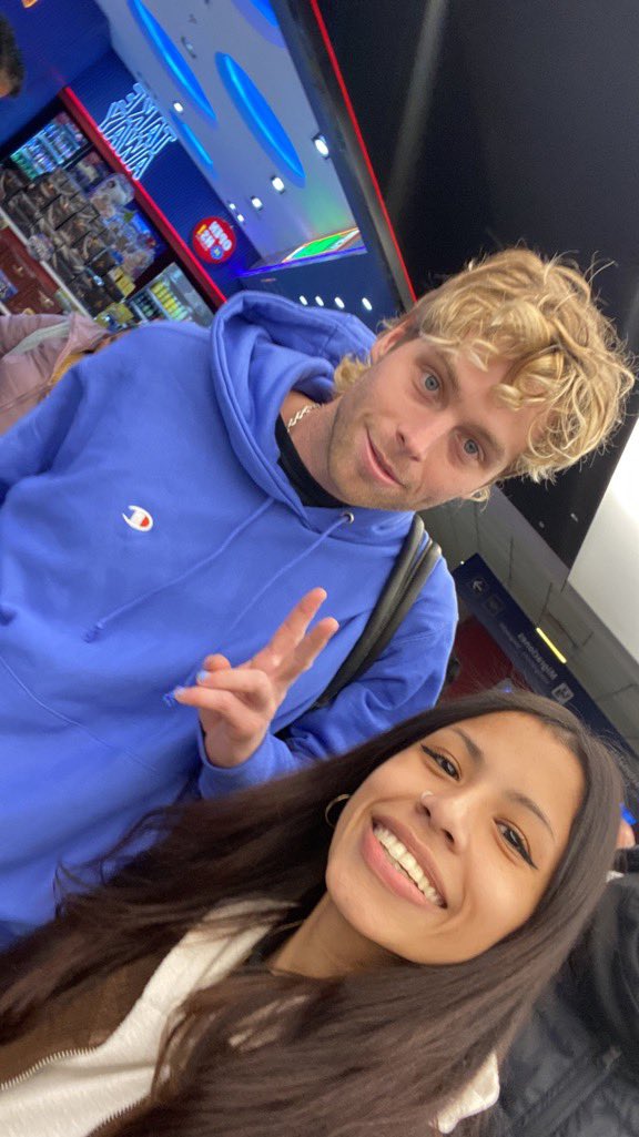 5SOSDATESLAT's tweet photo. Luke hoy con una fan en Buenos Aires 🇦🇷✨️

-Vía @pIaceinluke https://t.co/4zfgoMZHjV