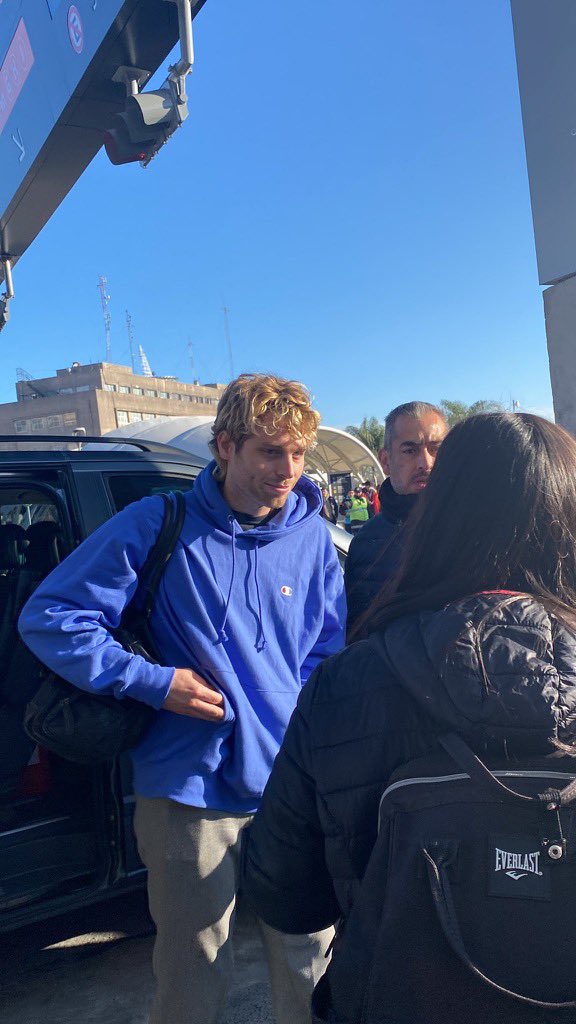 5SOSDATESLAT's tweet photo. Luke hoy con una fan en Buenos Aires 🇦🇷✨️

-Vía @pIaceinluke https://t.co/4zfgoMZHjV