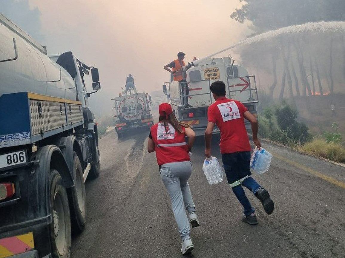 With red alerts for #Cerberus #heatwave in at least 7 #European countries, <a href="/IFRC_Europe/">IFRC Europe</a> stresses #elderly &amp; people w chronic #health probs. esp. at risk, but deaths 'greatly reduced w simple, low-cost action'; <a href="/CruzRojaEsp/">Cruz Roja Española</a> &amp; <a href="/Kizilay/">Türk Kızılay</a> assist w #wildfires -  bit.ly/3pQmnhr