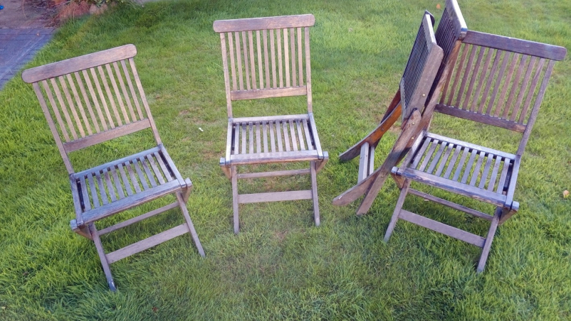 OFFER: Foldable wooden garden chairs (Copthorne SY3) ilovefreegle.org/message/100938…