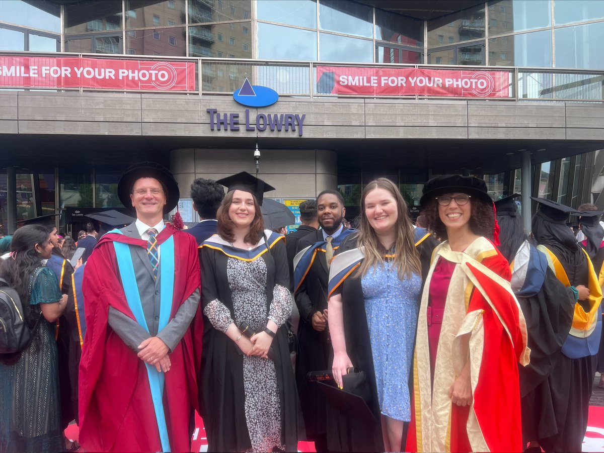 UKMediaPsych's tweet photo. Great to meet our MScs at our Summer graduation! Well done everyone! 🎉🎇👏👏👏 #mediapsych @SalfordUni @UoS_HealthSoc https://t.co/wwVdgiW97a
