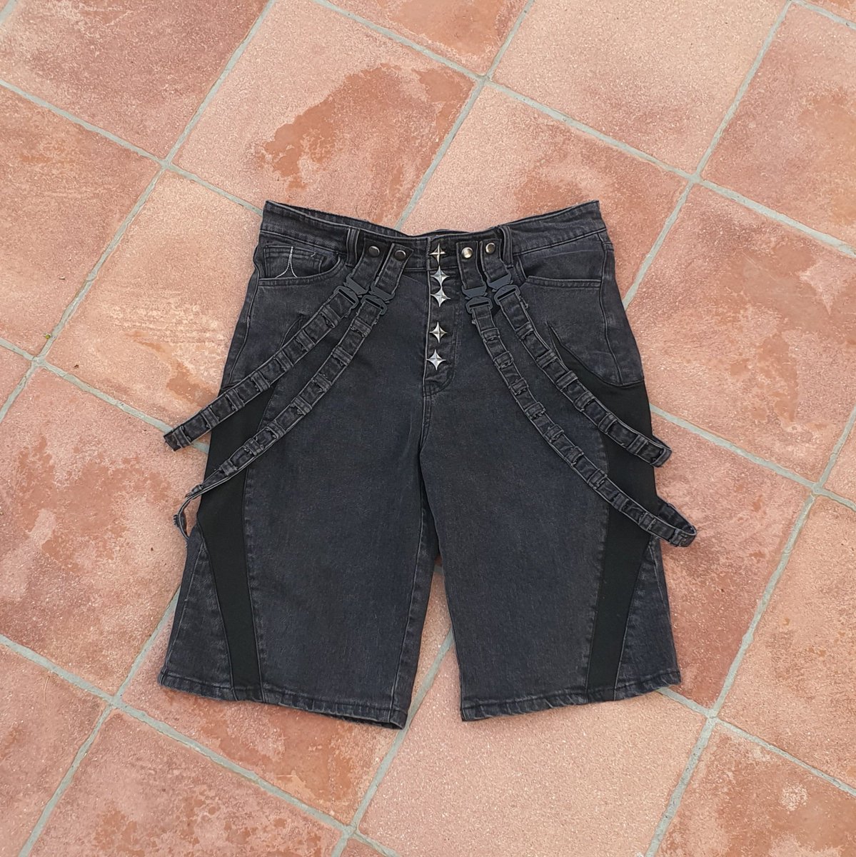 117VISIONS's tweet photo. On a sorti le short de l'année ! Déjà disponible sur notre site https://t.co/ry5SkrFpK8 ! Il y a un code de 10% pour tous nos nouveaux clients, les ventes ferment dans quelques jours ! https://t.co/hgwLcvOAnC
