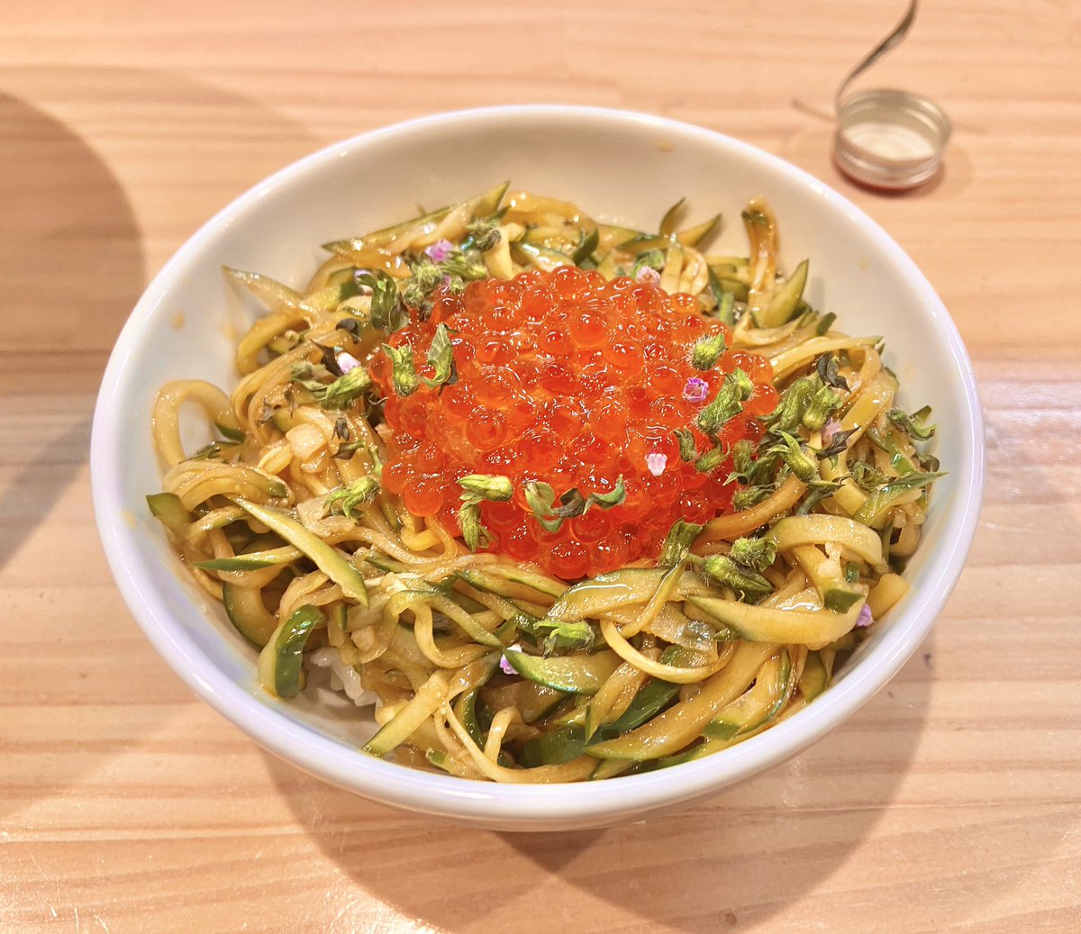 KIPPOSHI21's tweet photo. 在庫全て使って特濃オニオンチーズ鶏白湯と漬け胡瓜イクラ丼(ФωФ) https://t.co/xWKAlId2ul