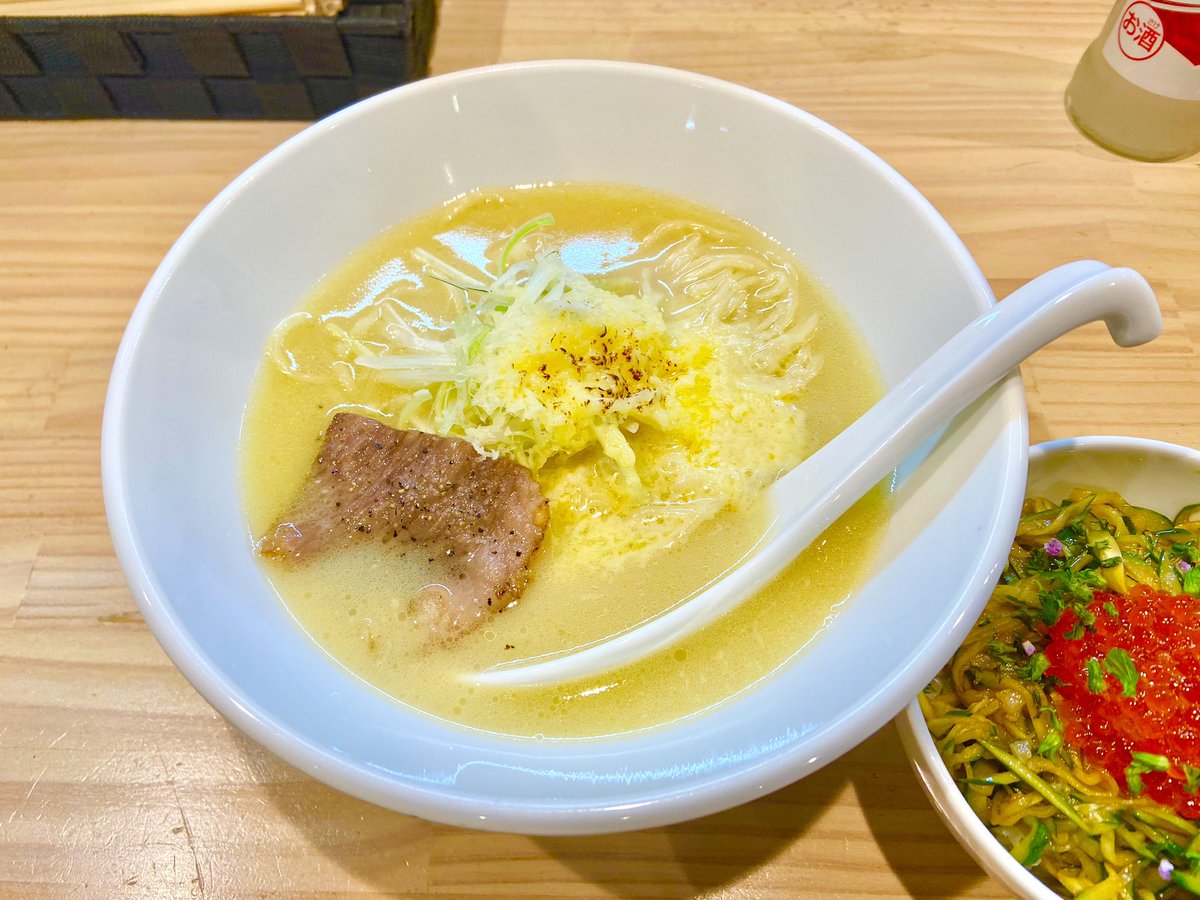 KIPPOSHI21's tweet photo. 在庫全て使って特濃オニオンチーズ鶏白湯と漬け胡瓜イクラ丼(ФωФ) https://t.co/xWKAlId2ul