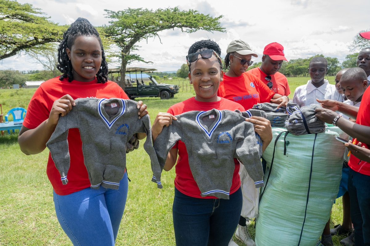 AngamaSafari's tweet photo. It can be frosty here in the Mara, especially during early morning walks to school, but all 240 children of Oleshur Primary School are nice and warm in their new school jerseys. #AngamaFoundation 

Follow the Angama Foundation's projects on Instagram: https://t.co/wZMI3UIpos https://t.co/efymWoG8Ak