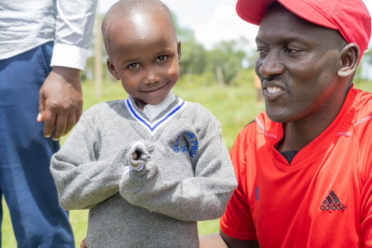 AngamaSafari's tweet photo. It can be frosty here in the Mara, especially during early morning walks to school, but all 240 children of Oleshur Primary School are nice and warm in their new school jerseys. #AngamaFoundation 

Follow the Angama Foundation's projects on Instagram: https://t.co/wZMI3UIpos https://t.co/efymWoG8Ak