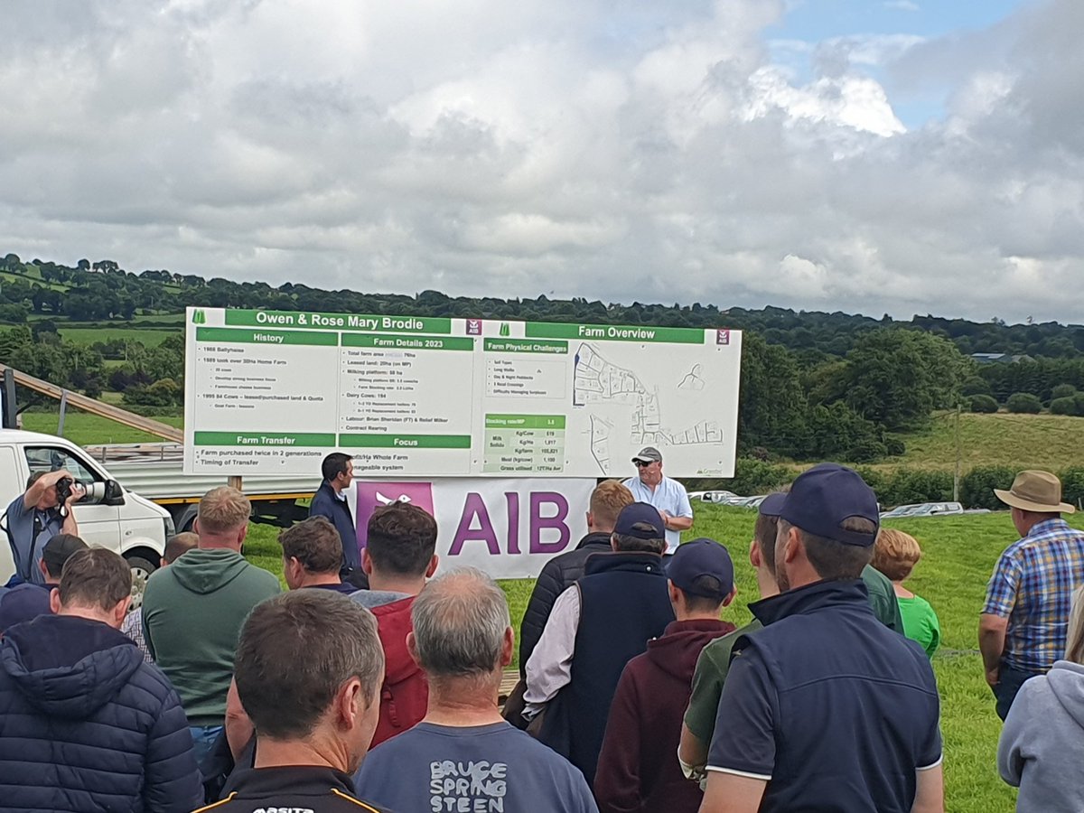 The sun 🌞☀️ has made an appearance for our second farm visit of the @IrishGrassland Dairy Summer Tour #backedbyAIB