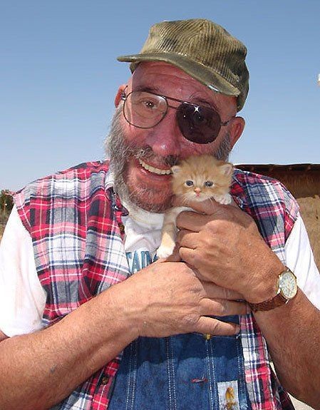 RT @AFizgig: Here's a pic of the late great Sid Haig holding a kitten to brighten your day https://t.co/WOtR9w9MV0