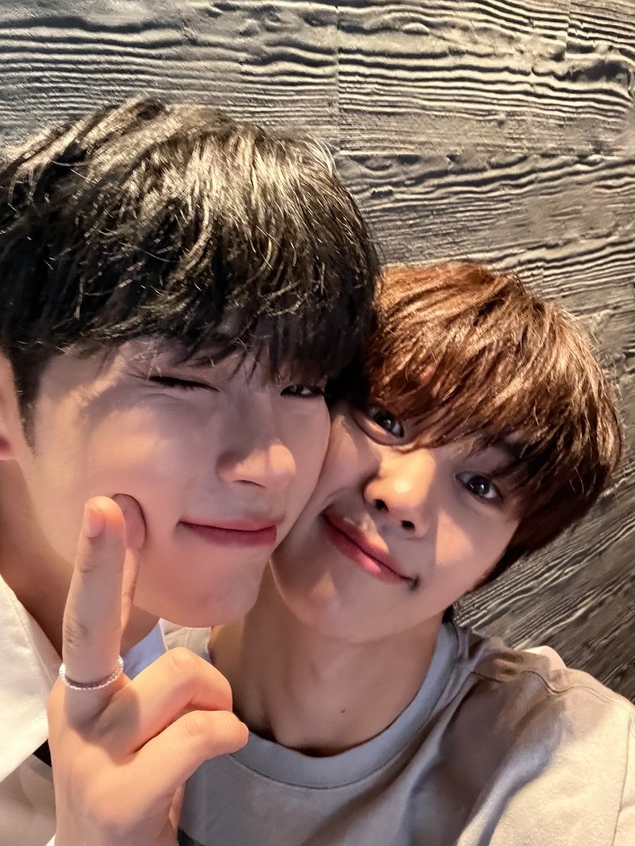 _💌

안뇽 제로즈..우리 1등 했어 ㅎㅎ 자랑스럽지😏 진짜 밑도 끝도 없이 너무 고마워 평생 고마워해도 모자를 사람.. 진짜 많이 사랑하고 우리 인사말처럼 끝까지 초심 놓지 않고 변하지 않을게😘 사랑해❤️❤️‍🔥💕🥰😍💜❣️💛💙🧡💗💖🖤💚💓😻💞💝💘💟

#KIMGYUVIN #김규빈
#ZEROBASEONE #ZB1