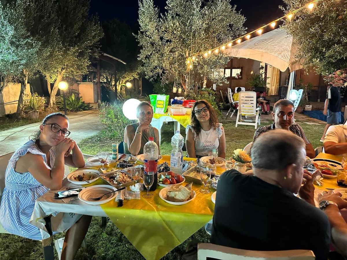 anteasnazionale's tweet photo. Volete sapere quale è il mix perfetto per una vita #felice?
• una cena in un #giardino d’estate 🌺
• #musica 🎶
• buon cibo 🍲
E una splendida #compagnia 🫂
Noi siamo questo! Siamo #famiglia, siamo #insieme, siamo #presenti 💪🏽
Anteas Quartu Sant’Elena https://t.co/210GCXAKh0