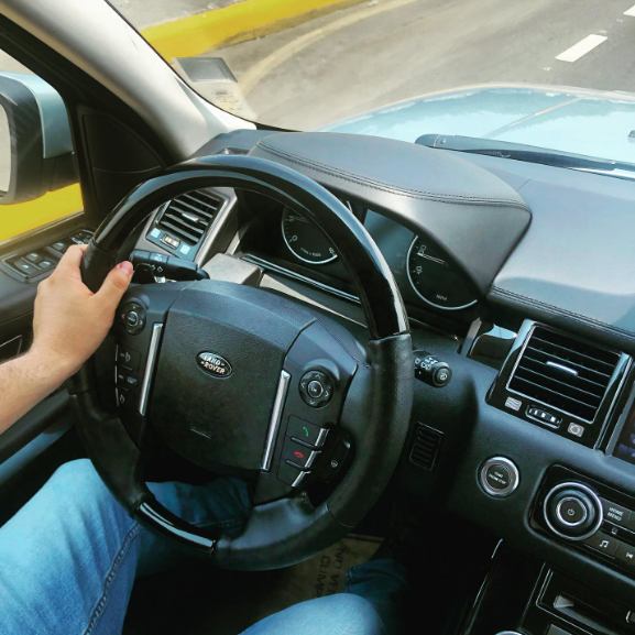 JosMaraCevallo1's tweet photo. Nunca bajes los brazos y siempre mantente firme ante las adversidades. Esa es la única forma de cumplir tus sueños y llegar a tus metas.
#freelife
#landrover
#carforme
#driver https://t.co/JeTpW5ywnH