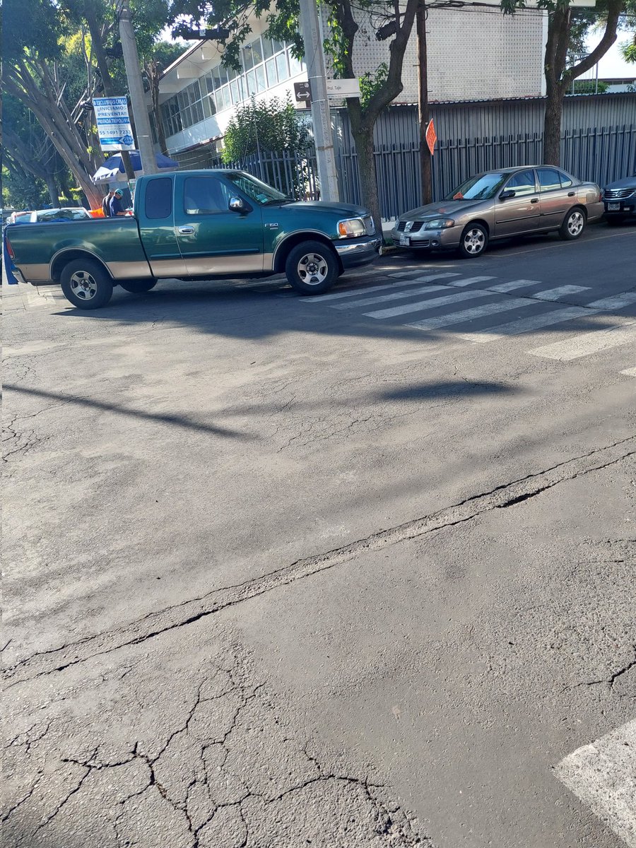 ROMARRIAGA8's tweet photo. Todos los días camioneta obstruyendo espacio peatonal. Tajín esq Republicas, Sta Cruz Atoyac, Benito Juarez. @OVIALCDMX https://t.co/vlCoVjY33w